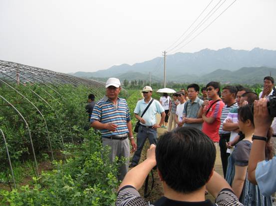 李亚东教授在现场为大家讲述国际最新的蓝莓产业动态